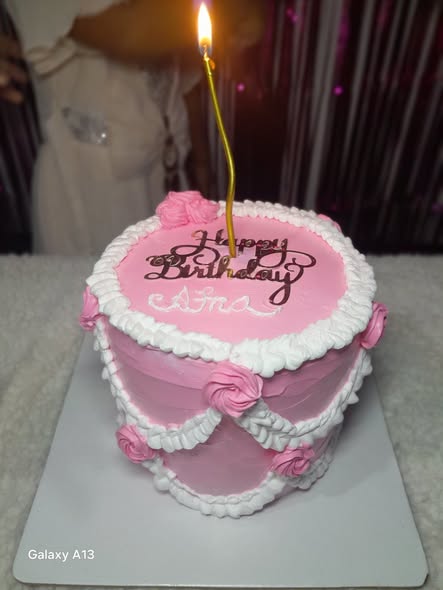 ভিনটেজ রাফল ভ্যানিলা কেক