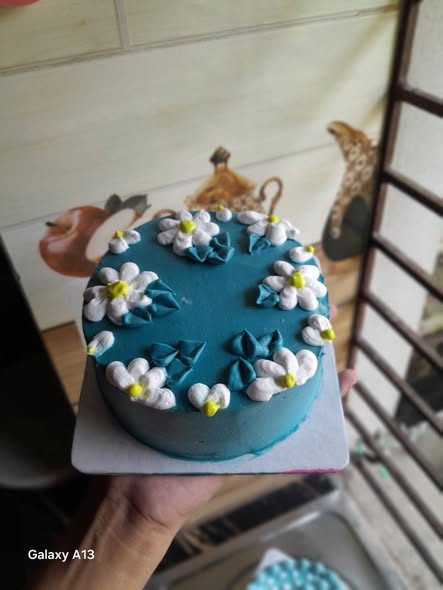 ইয়েলো ফ্লোরাল ভ্যানিলা কেক