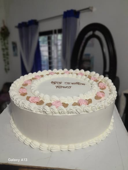 রোজেট রেড ভেলভেট কেক